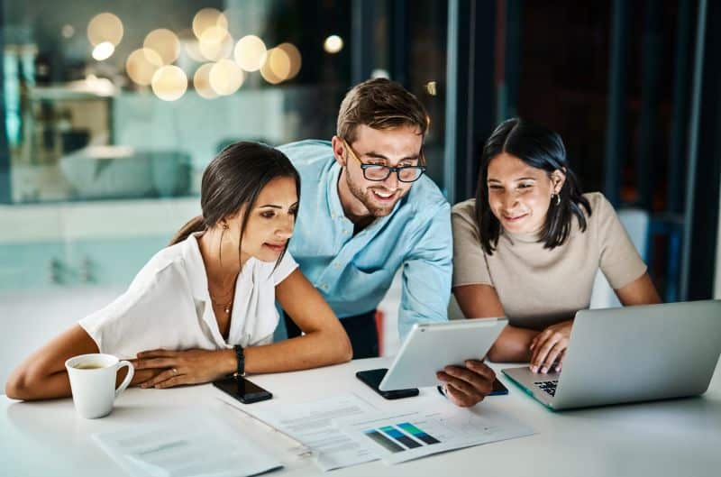 association team reviewing the latest online community benchmark data