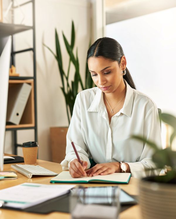 woman making a list of the ways to try using AI to review data